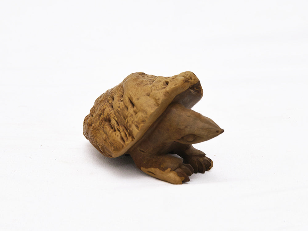 【総高6cm】木彫り 亀  樹種：硬質材（不明） /  かめ 置物 縁起物 ※画像現品像の発送です
