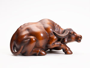 【総高6cm】木彫り 臥牛  樹種：柘植 /  牛 水牛 置物 縁起物 ※画像現品像の発送です