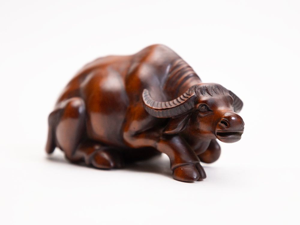 【総高6cm】木彫り 臥牛  樹種：柘植 /  牛 水牛 置物 縁起物 ※画像現品像の発送です