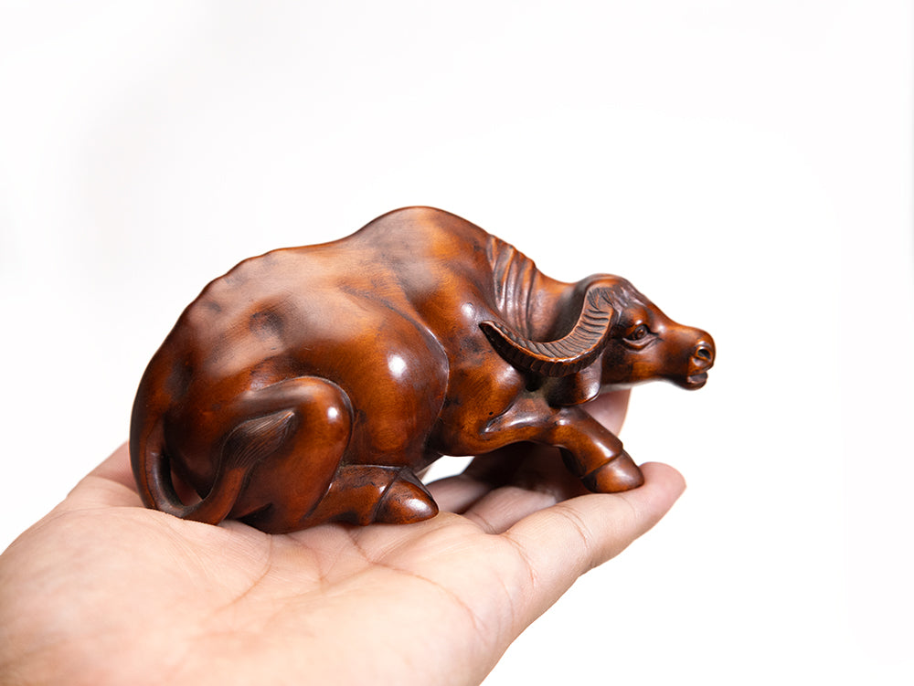 【総高6cm】木彫り 臥牛  樹種：柘植 /  牛 水牛 置物 縁起物 ※画像現品像の発送です