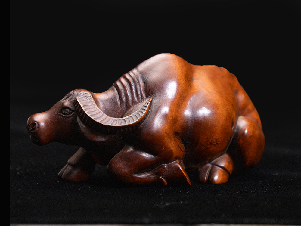 【総高6cm】木彫り 臥牛  樹種：柘植 /  牛 水牛 置物 縁起物 ※画像現品像の発送です