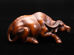 【総高6cm】木彫り 臥牛  樹種：柘植 /  牛 水牛 置物 縁起物 ※画像現品像の発送です