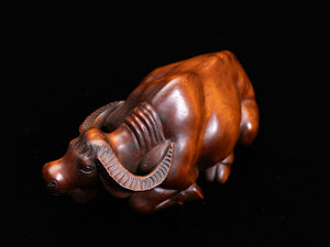 【総高6cm】木彫り 臥牛  樹種：柘植 /  牛 水牛 置物 縁起物 ※画像現品像の発送です