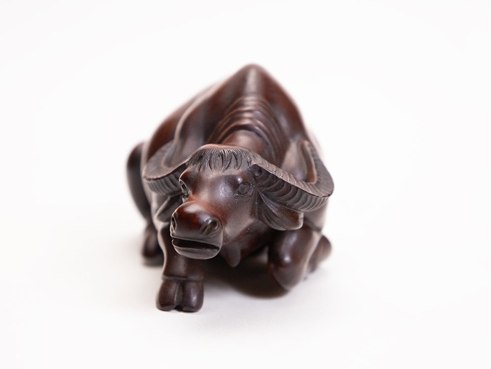 【総高6cm】木彫り 臥牛  樹種：柘植 /  牛 水牛 置物 縁起物 ※画像現品像の発送です