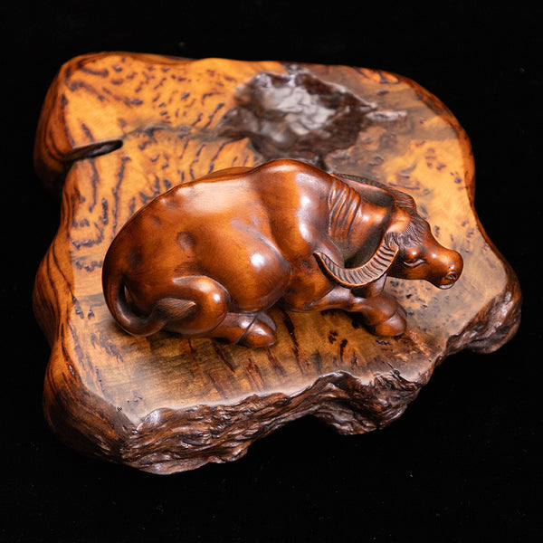 【総高6cm】木彫り 臥牛  樹種：柘植 /  牛 水牛 置物 縁起物 ※画像現品像の発送です