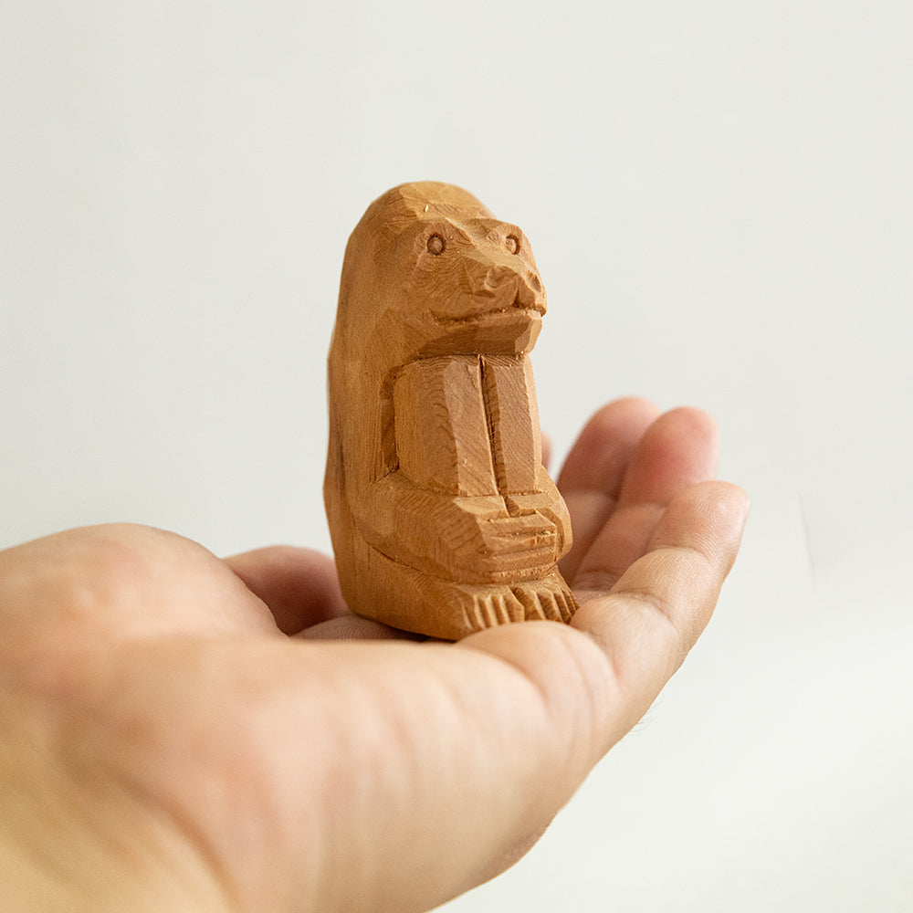【総高7cm】木彫り 猿  樹種：屋久杉 / 干支 申  置物 縁起物 ※画像現品像の発送です