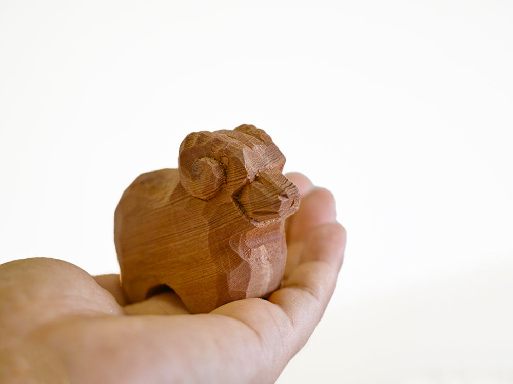 【総高5cm】木彫り 羊  樹種：屋久杉 / 干支 ひつじ 未 置物 縁起物 ※画像現品像の発送です