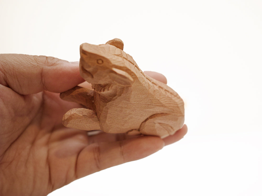【総高5cm】木彫り 虎  樹種：屋久杉 / 干支 寅 置物 縁起物 ※画像現品像の発送です