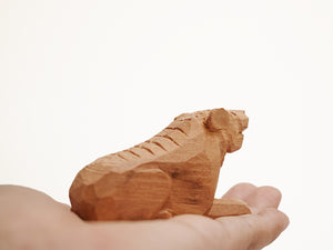 【総高5cm】木彫り 虎  樹種：屋久杉 / 干支 寅 置物 縁起物 ※画像現品像の発送です